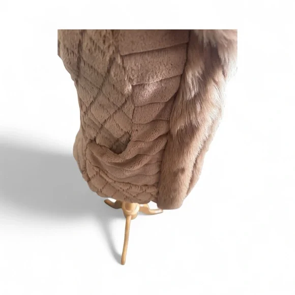 Main Strip Faux Fur Vest - Tan - Picture 2 of 6